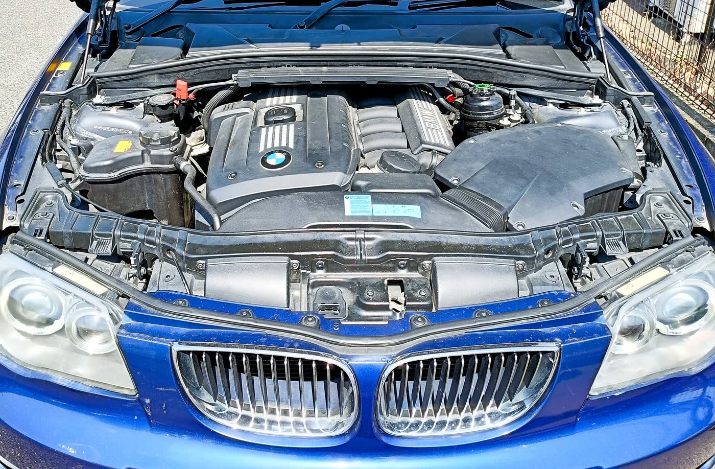 The engine bay of a BMW 1 Series showing the N52 straight six